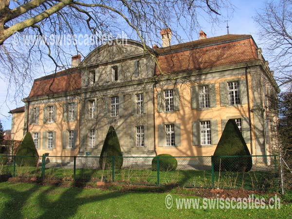 Le fronton de la façade Ouest